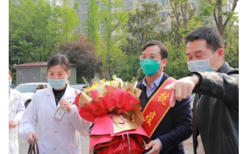 曾普華醫(yī)生抗疫歸來14天后走出隔離區(qū)：先來看看我的病人們！