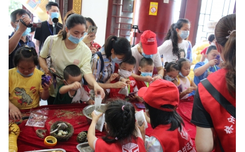 20余名小記者齊聚漢方神農(nóng)中醫(yī)館，探秘端午民俗里的中醫(yī)藥文化！