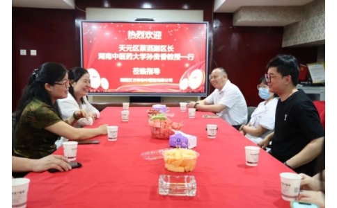 天元區(qū)副區(qū)長(zhǎng)蔡滔，湖南中醫(yī)藥大學(xué)教授孫貴香一行蒞臨神農(nóng)中醫(yī)館參觀調(diào)研！