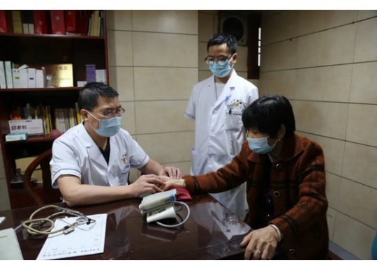 曹文新：精研數(shù)寸銀針弘仁術(shù)，擅用一雙巧手濟(jì)蒼生！